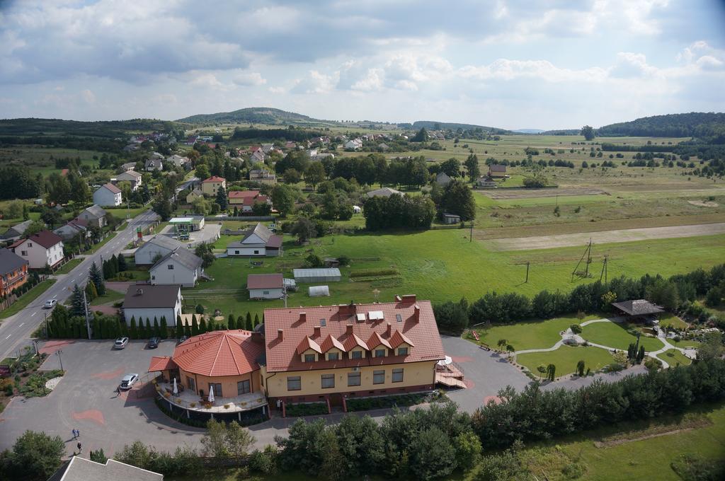 Hotel & Restauracja Okraglak Хенцины Экстерьер фото